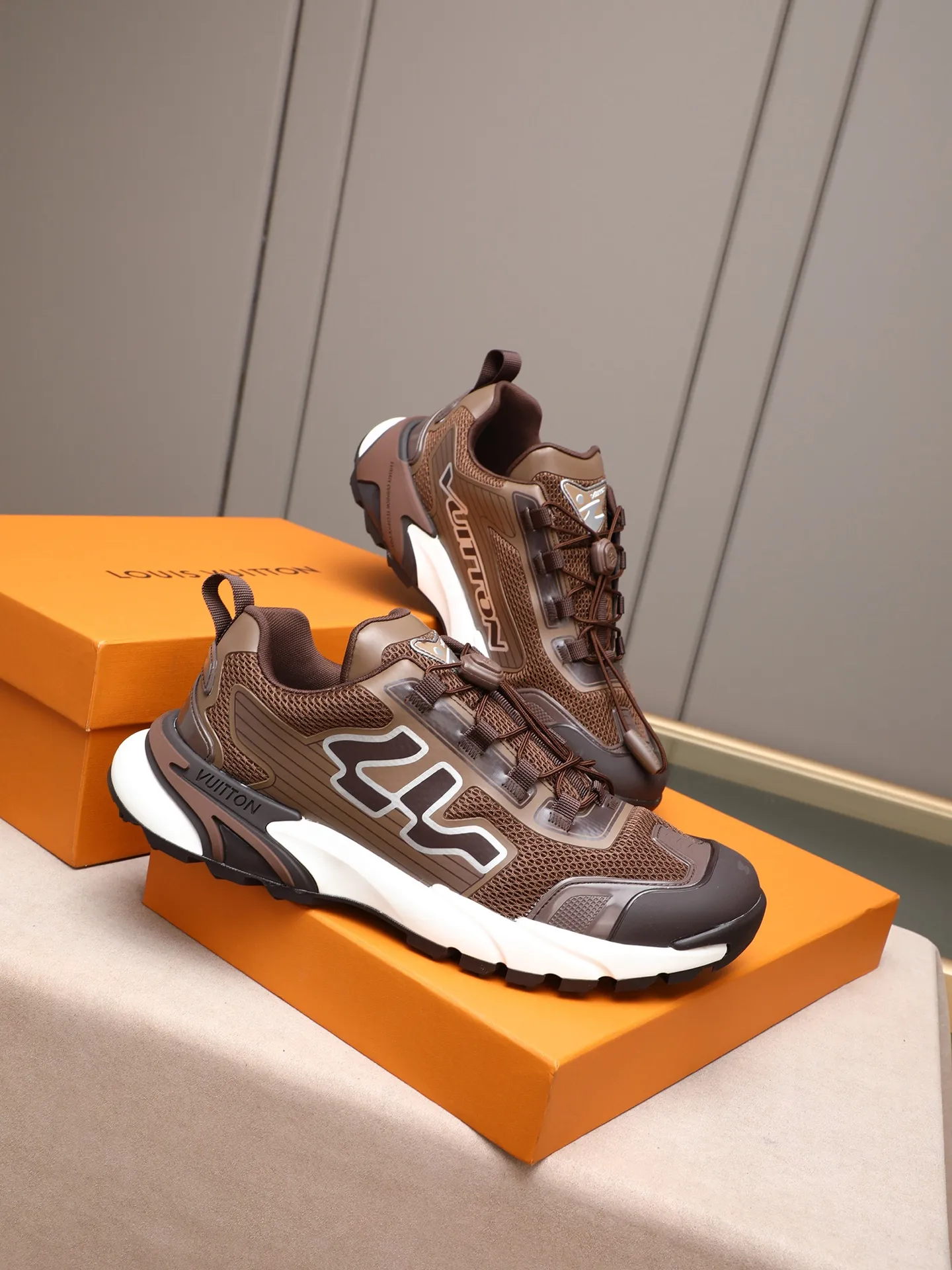 Men's Men's Shoes 💰640 LV Louis Vuitton L Jialu Brand Runner Tatic Series Thick-soled Casual Sports Shoes Running Shoes This LV Runner Tatic sports shoe combines technical materials such as mesh fabric and ribbons to interpret the inspiration of traditional mountaineering shoes. LV letters are written on one side, the lariat buckle of the quick lacing system is embellished with Monogram flowers and Louis Vuitton logos, and the light and wear-resistant rubber outsole completes the whole package. The delivery counter is beautifully packaged🛍📦 ▪️Fabrics: Original imported custom technical fabric + mesh ▪️Inner lining: Original custom-made breathable mesh ▪️Sole: Original open-molded anti-slip rubber combination material ▪️Sole thickness: 4CM ▪️Size: Men's size 38-44, (45 must be customized)